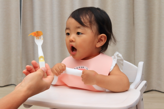 離乳食を食べる子供