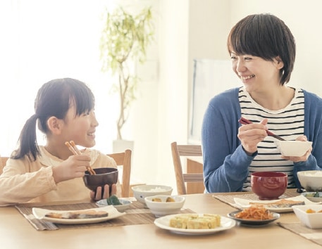 食事する親子