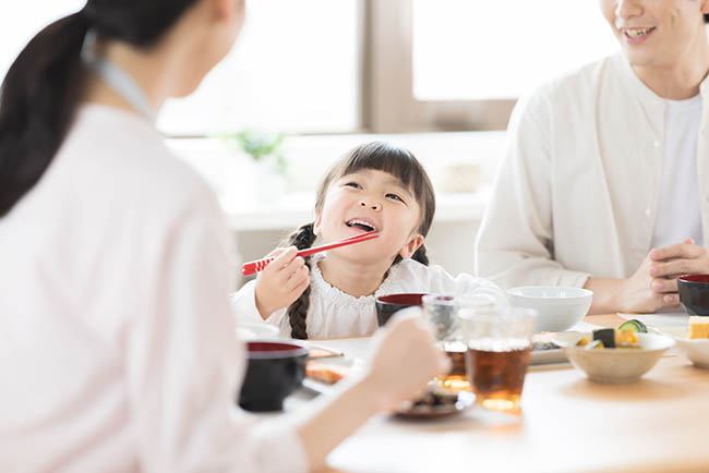 家族とご飯を食べる子ども