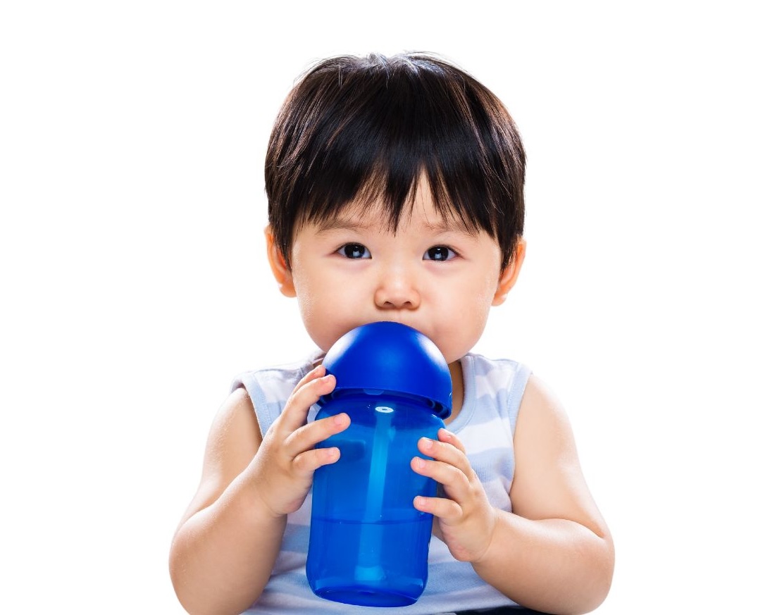 安全な？水を飲む子ども